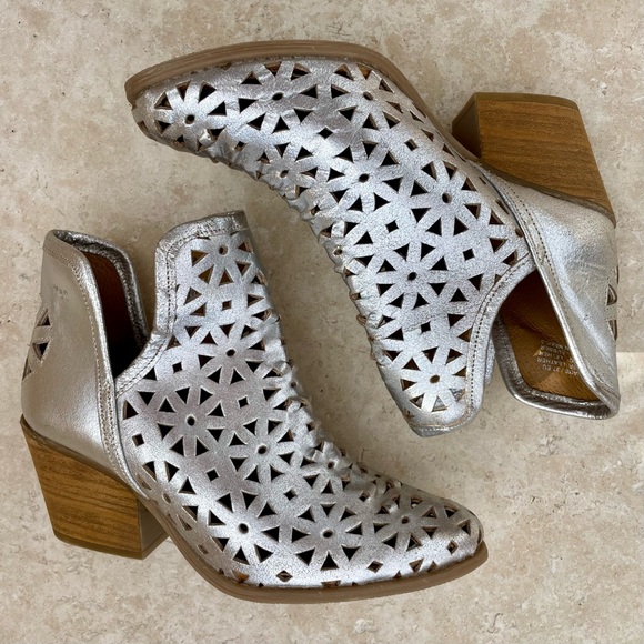 🆕Musse & Cloud Silver Leather Cutout Booties Sz 6 - Picture 6 of 13